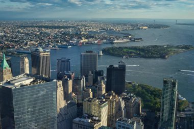 Manhattan 'ın aşağısında Valiler Adası ve Brooklyn Körfezi' ne bakın.