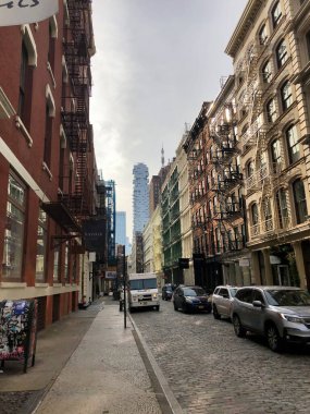 NEW YORK - 6 Ocak 2022: Fedex minibüsü Soho 'nun dar sokaklarında paket dağıtıyor