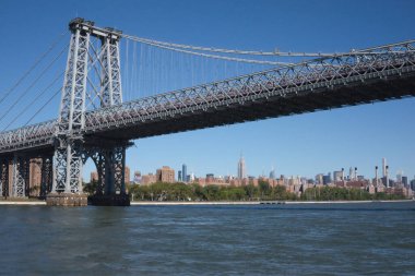 NEW YORK - CIRCA SEPTEMBER, 2017: Williamsburg Köprüsü, Manhattan 'ın Aşağı Doğu Yakası' nı Delancey Caddesi 'ndeki Williamsburg mahallesine bağlıyor