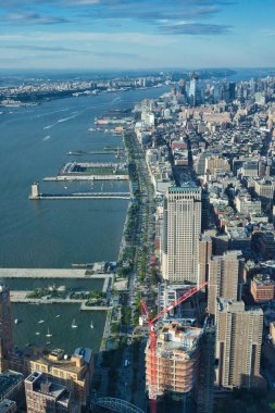 Manhattan Hudson Nehri rıhtımının yüksek açılı manzarası
