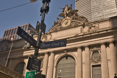 NEW YORK - CIRCA SEPTEMBER, 2017: Güzel Merkez İstasyonu etrafını saran bu devasa kuleler arasındaki ender anlardan birini aydınlatıyor