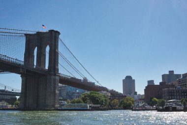 NEW YORK - CIRCA EPTEMBER, 2017: Amerikan bayrağı Brooklyn köprüsünün üzerinde dalgalanıyor