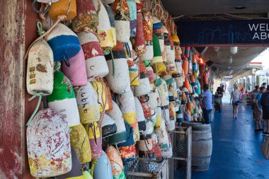 NEW YORK - CIRCA SEPTEMBER, 2017: 81. rıhtımdaki Kuzey Nehri Istakoz Şirketi 'ne giden yolu gösteren eski tekne çamurlukları