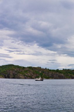 Tekne tipik kayalık fiyort tarafından geçer