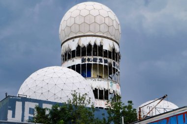 TEUFELSBERG, BERLIN - CIRCA AĞUSTOS, 2014: Eski terk edilmiş CIA istasyonu hızla yaşlanıyor