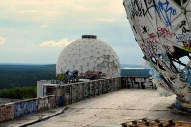 Grafiti ile terk edilmiş eski CIA istasyonu.