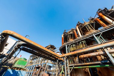 Petrol pompaları akşamları çalışıyor, yağ pompası silueti.