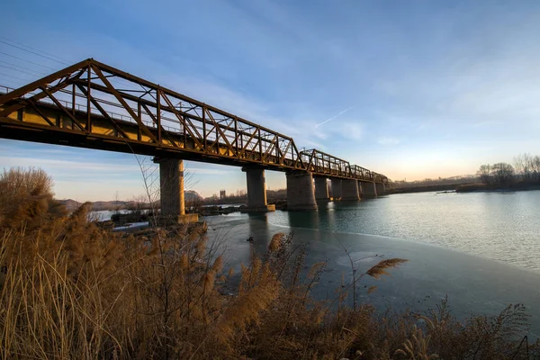 Savaşta bombalanan demiryolu köprüsü.