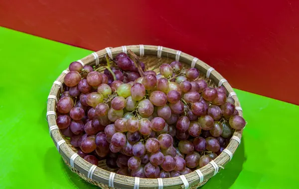 Kosz Był Pełen Fioletowych Winogron — Zdjęcie stockowe