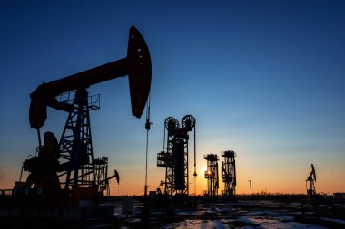 Akşamları ışık pompasının silueti iş yerinde