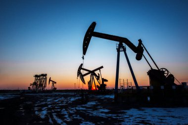 Akşamları ışık pompasının silueti iş yerinde