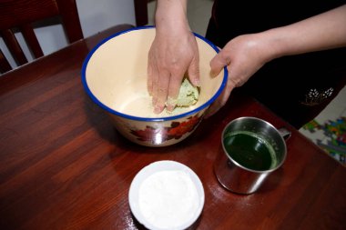 Yeşil sebze suyu ve erişteli un kullan.