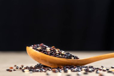 Taze ve kokulu siyah pirinç.