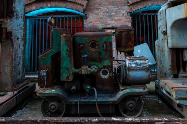 Eski ekipmanlar ve atık çimento fabrikasının parçaları.