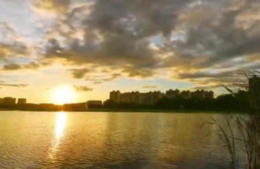 Gün batımında gökyüzü ışıldıyordu.