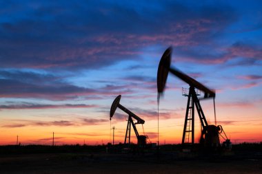 Petrol pompası bulutların altında çalışıyor.