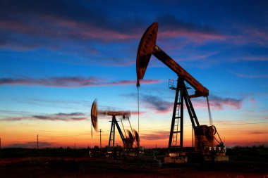 Petrol pompası bulutların altında çalışıyor.