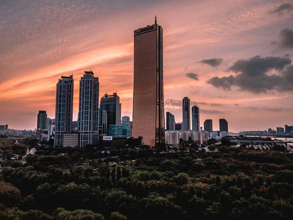 Hanwha Kulesi 63. Hava Fotoğrafı Yeouido, Seul, Güney Kore 'deki güzel günbatımı sırasında çekilmiştir.