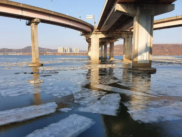Seul, Güney Kore - 16 Ocak 2021: Donmuş Han Nehri