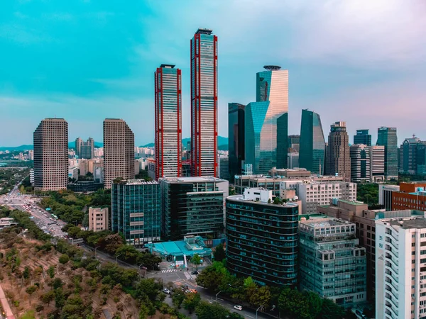Seul, Yeouido - 13 Şubat 2021: İş Merkezi ve Kızıl Kulelerin Hava Fotoğrafı