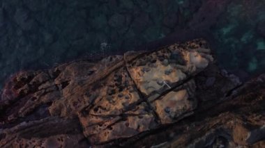 Jeju Adası, Güney Kore 'deki Kayalıklardaki Deniz Dalgaları' nın yukarıdan görünüşü.