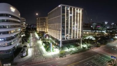 Günümüz modern şehrinin gece zamanlaması ay doğumu, trafik ve uçaklarla