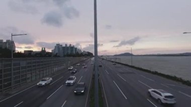 Gün batımında Trafik ile Otoyolda 4K Zaman Çizelgesi Günü 'nden Geceye