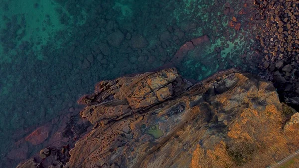 Jeju Adası, Güney Kore 'deki Kayalıklardaki Deniz Dalgaları' nın yukarıdan görünüşü.