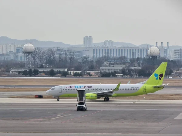 Seul, Gimpo Havaalanı - 21 Mart 2022: Jin Air Boeing 737