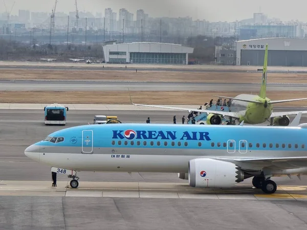 Seul, Gimpo Havaalanı - 21 Mart 2022: Jin Air Boeing 737