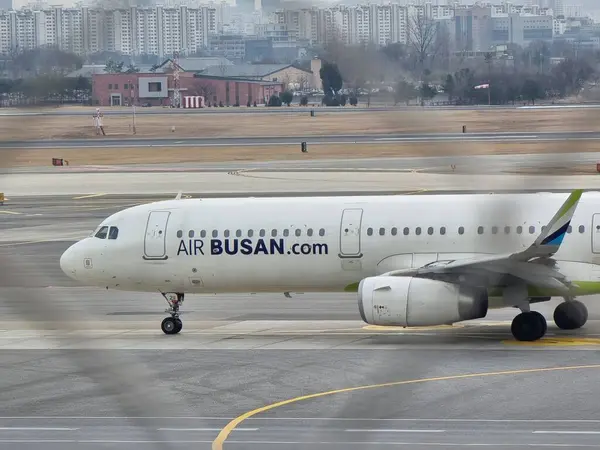 Seul, Gimpo Havaalanı - 21 Mart 2022: Jin Air Boeing 737