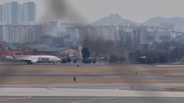 Seul Aeroporto Gimpo Março 2022 Way Air Boeing 737 Descolagem — Vídeo de Stock