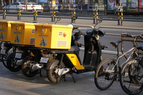Mac Donald 'ın Teslimat Scooterları Güney Kore, Seul' de bir sıraya park etti.