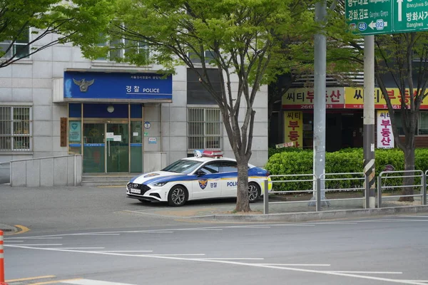 警察署と車韓国ソウルの前に駐車 — ストック写真