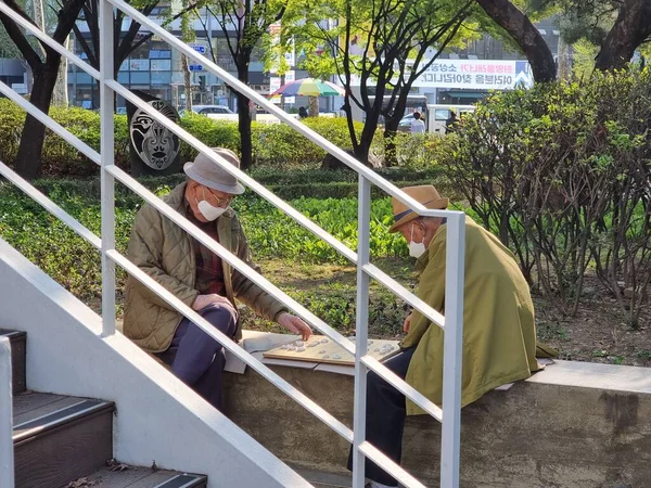 Ouderen Spelen Janggi Koreaanse Traditionele Schaakbordspel Seoul Zuid Korea — Stockfoto