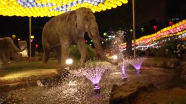 Seul, Güney Kore - 9 Mayıs 2022: Ukrayna Bayrak Renkleri ile renklendirilmiş Asya Fenerleri altındaki Budist tapınağındaki Çeşmenin Yavaşlaması