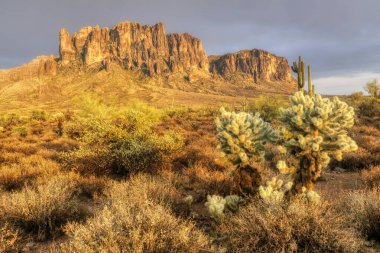 Phoenix, Arizona yakınlarındaki Sonoran Çölü 'ndeki Batıl inanç Dağı.