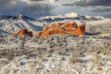Colorado Springs yakınlarındaki kar yağışı sonrası Tanrıların Bahçesi ve Pikes Tepesi manzarası. 