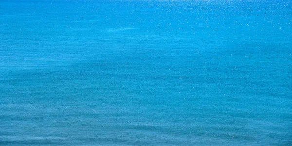 明亮的绿色 碧绿的海水表面阳光灿烂 自然热带度假概念背景 — 图库照片
