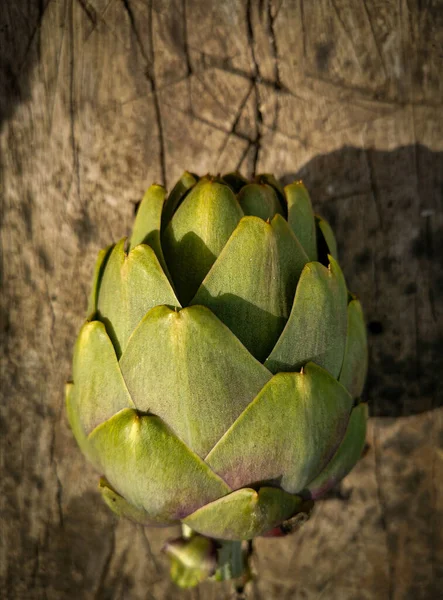 Alcachofra Amarela Verde Orgânica Corte Fresco Uma Tábua Madeira Áspera — Fotografia de Stock