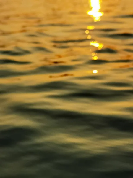 Nezaostřené Zelené Oranžové Mořské Vody Slunečními Skvrnami Přirozené Relaxační Pozadí — Stock fotografie