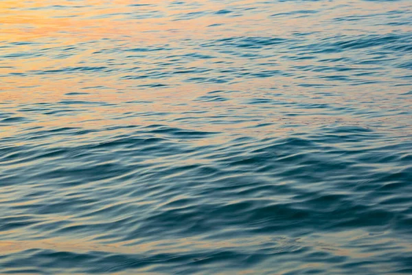 Vlnky Mnohobarevném Rozostřeném Mořském Povrchu Krásné Moře Odleskem Zapadající Oblohy — Stock fotografie