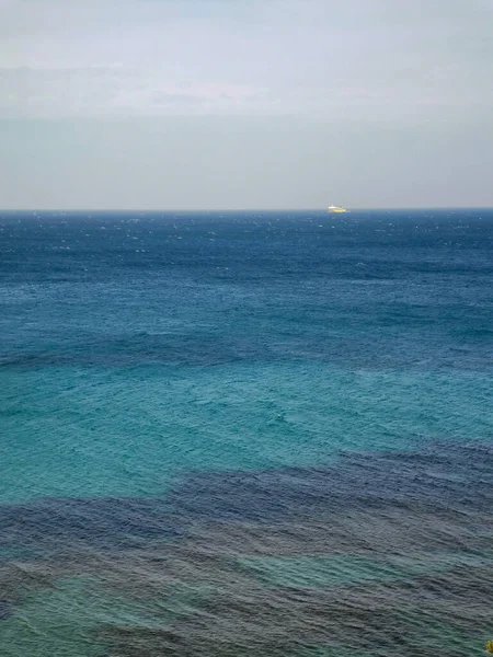 Яскраво Сині Бірюзові Зелені Морські Води Жовтим Поромним Човном Морському — стокове фото