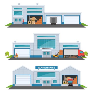 Depo dışarıda. Büyük bir depo ve ulaşım aracı. Palet raflarındaki kutular depoda çalışan yükleyiciler