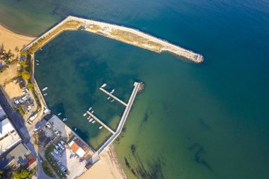 İHA 'dan deniz kenarına ve yat ve tekneli küçük marinaya hava manzarası..