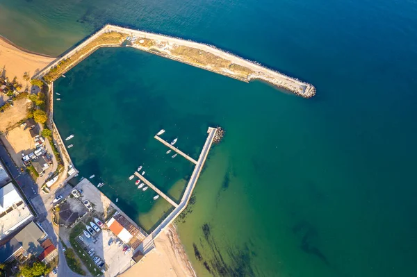 Vista Aérea Superior Drone Para Litoral Pequena Marina Com Barcos — Fotografia de Stock