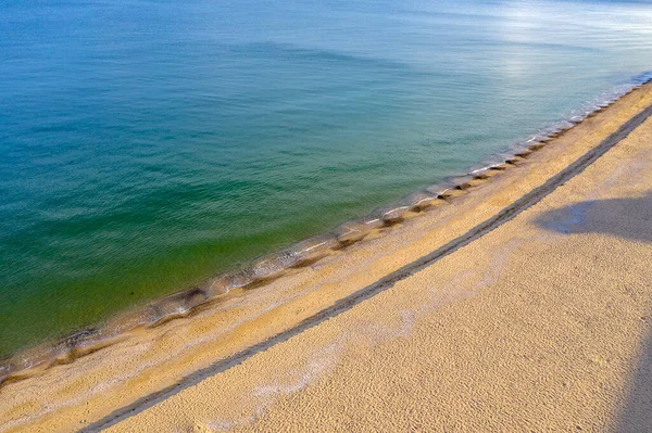 从无人机到海岸线的空中俯瞰 平静的大海和沙滩 — 图库照片