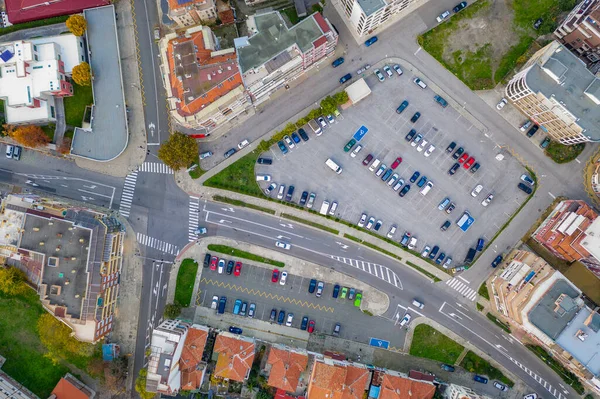 都市道路の交差点と駐車場のドローンからの空中ビュー — ストック写真