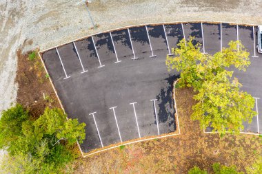 Boş otoparkların havadan görünüşü. Drone fotoğrafçılığı.