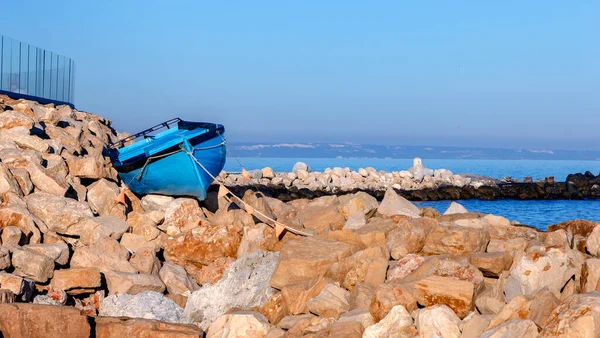 Parked Boat Στα Βράχια Στην Παραλία — Φωτογραφία Αρχείου